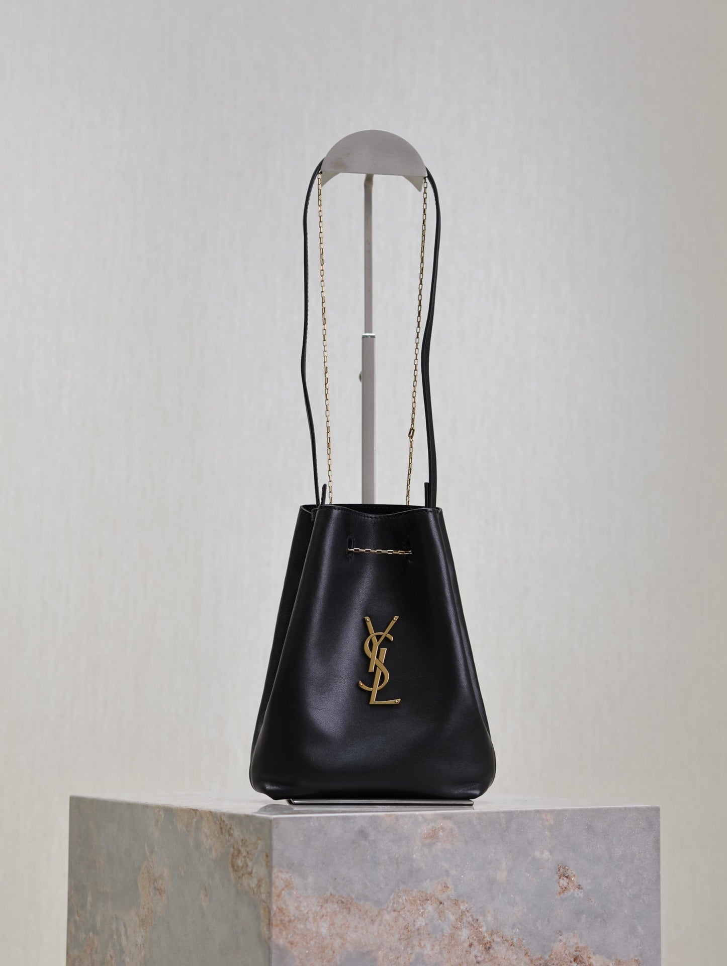 Pochon Bucket BAG 20 IN Black Lambskin GOLD Hardware